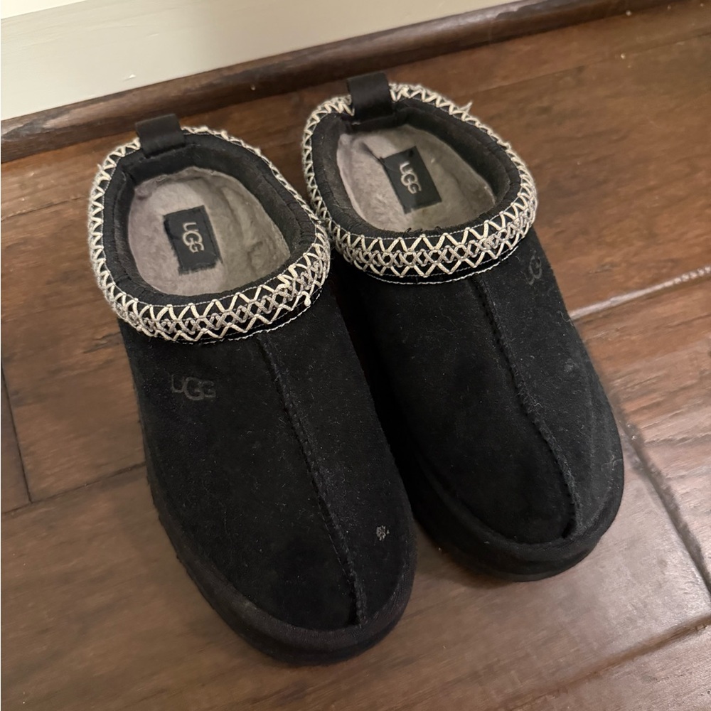 UGG Women’s Tasman Black Slippers with Gray Trim size 6